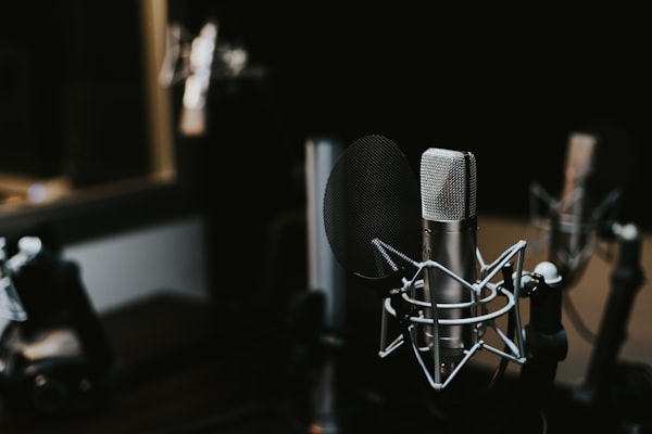 Un microphone professionnel de podcast